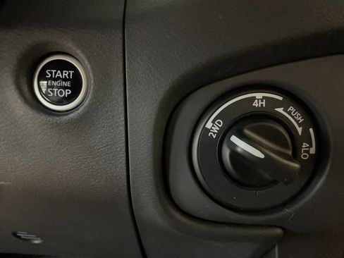 Used 2024 Nissan Frontier SV w/ Technology Package AWD/4WD image 11