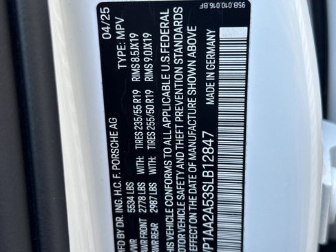 Certified 2025 Porsche Macan image 34