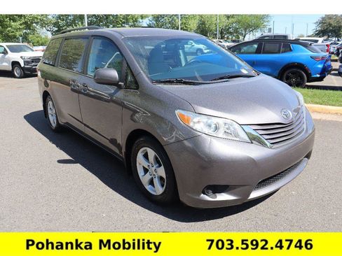 Used 2017 Toyota Sienna LE FWD image 3