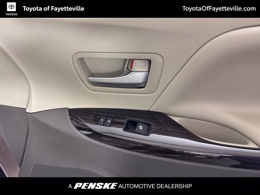 Used 2020 Toyota Sienna XLE w/ XLE Navigation Package FWD image 14