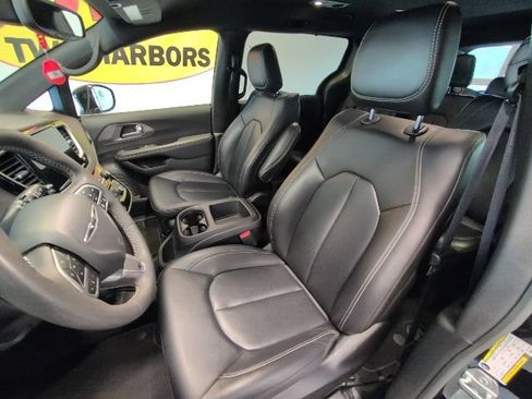 Used 2025 Chrysler Pacifica Select FWD image 11