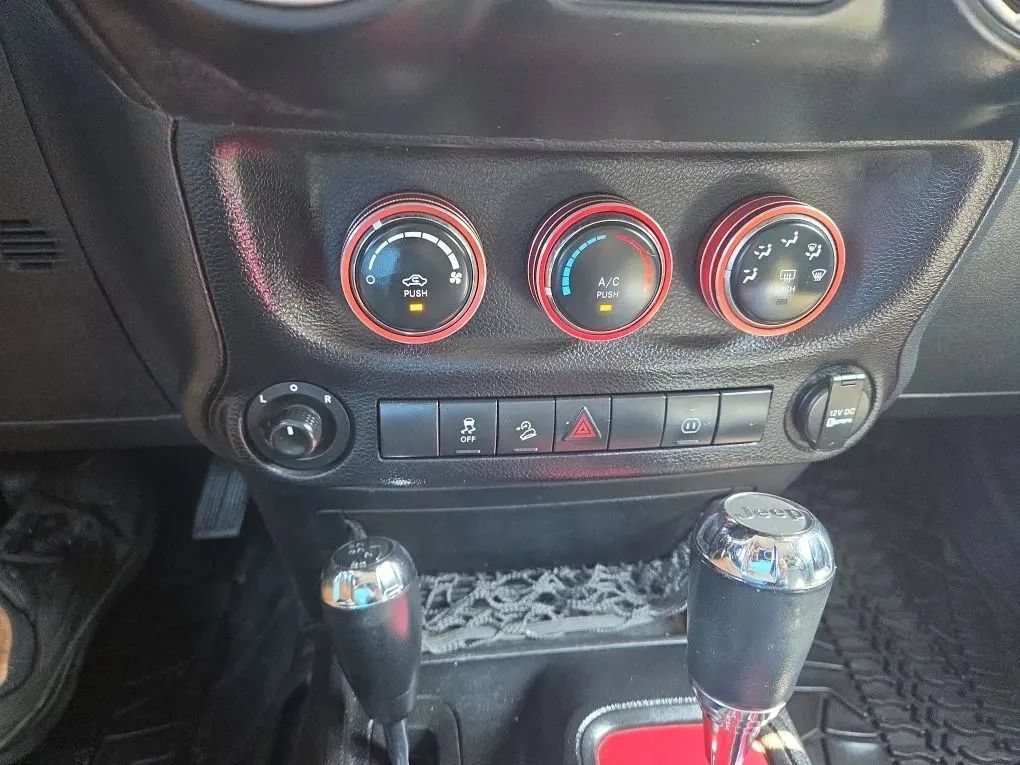 Used 2012 Jeep Wrangler Unlimited Rubicon AWD/4WD image 13