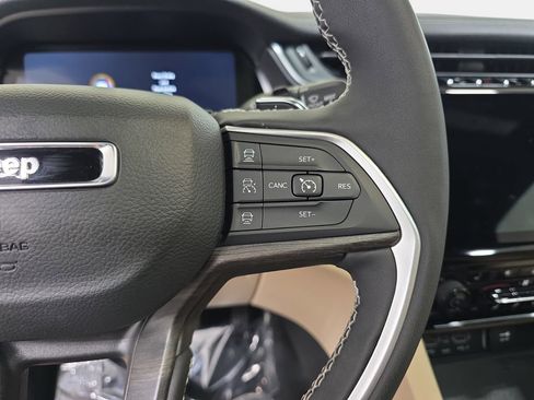 Used 2025 Jeep Grand Cherokee L Limited w/ Luxury Tech Group II AWD/4WD image 18
