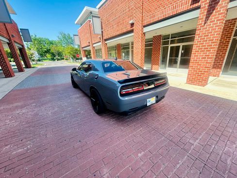 Used 2018 Dodge Challenger SRT Hellcat RWD image 4