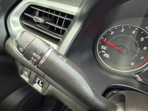 Used 2023 GMC Acadia SLE image 23