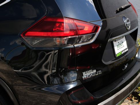 Used 2019 Nissan Rogue SV image 41