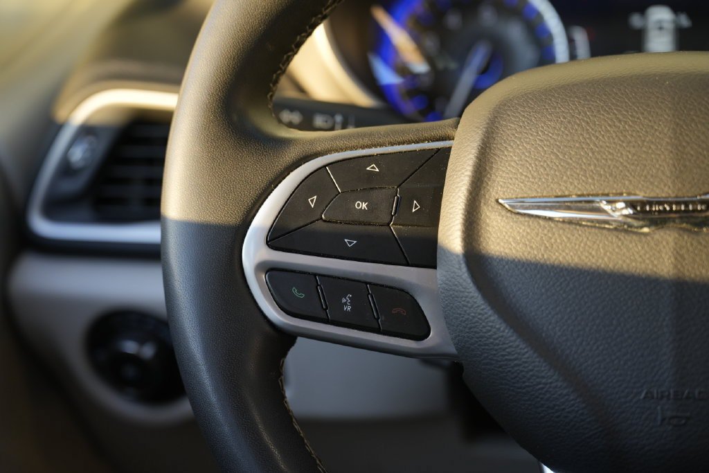 Used 2023 Chrysler Pacifica Touring-L FWD image 36