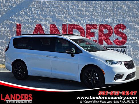 Used 2025 Chrysler Pacifica Limited image 1