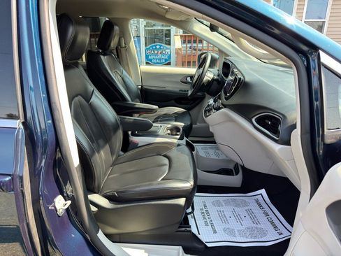 Used 2023 Chrysler Pacifica Touring-L FWD image 52