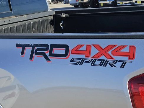 Used 2017 Toyota Tacoma TRD Sport image 8