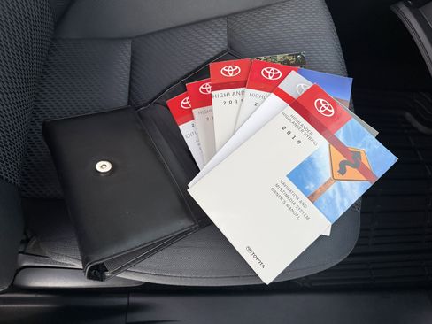 Used 2019 Toyota Highlander LE image 27