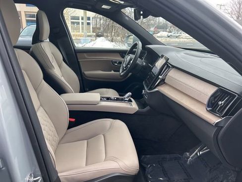 Used 2025 Volvo XC90 B5 Plus image 16