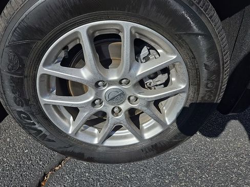 Used 2024 Chrysler Pacifica Touring-L image 40