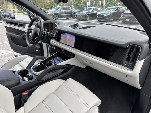 Used 2024 Porsche Cayenne S image 33
