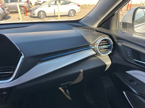 Used 2025 Chevrolet Trax LT w/ LT Convenience Package image 37