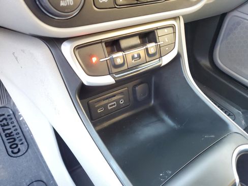 Used 2022 GMC Terrain SLT image 25