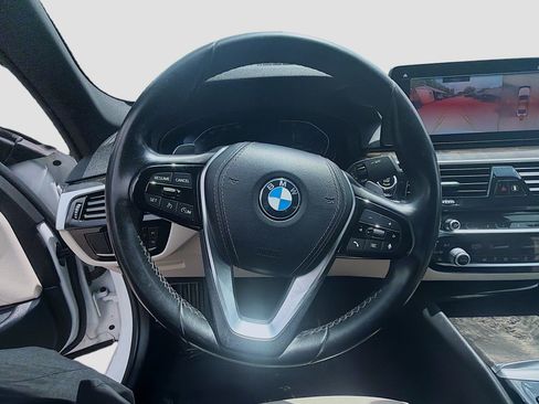 Used 2021 BMW 530i w/ Premium Package RWD image 10
