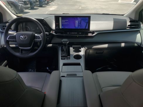Used 2025 Toyota Sienna XLE FWD image 14