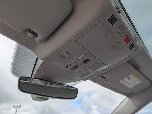 Used 2025 Volkswagen Jetta SE w/ Sunroof Package FWD image 29