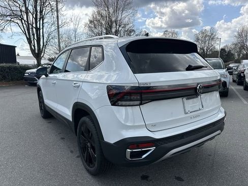 New 2026 Volkswagen Taos SE image 3