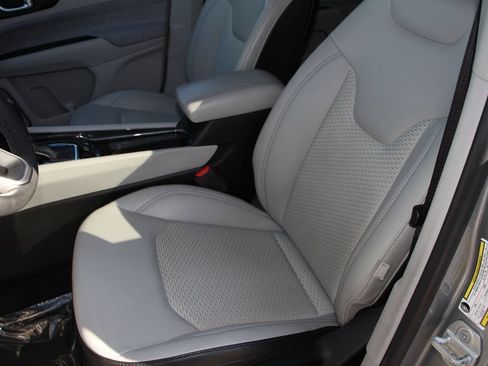 Used 2022 Jeep Compass Latitude FWD image 23