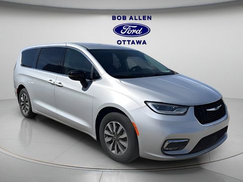 Used 2024 Chrysler Pacifica Select image 12