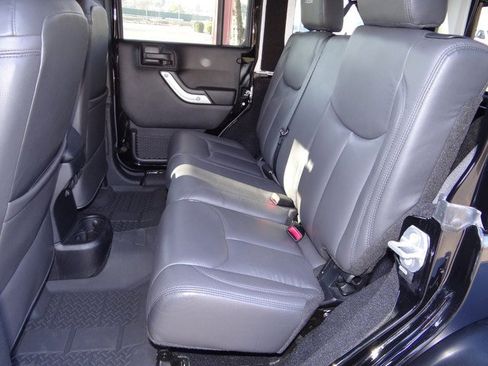 Used 2015 Jeep Wrangler Unlimited Rubicon w/ Connectivity Group image 23