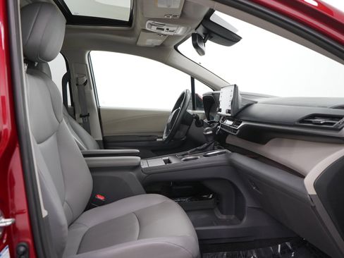 Used 2021 Toyota Sienna XLE AWD/4WD image 13