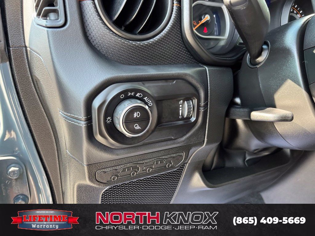 Used 2025 Jeep Gladiator Mojave w/ Convenience Group AWD/4WD image 7