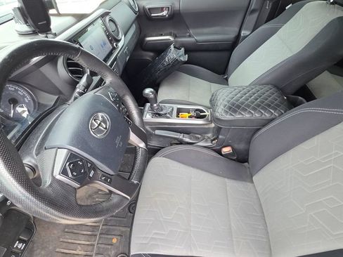 Used 2020 Toyota Tacoma TRD Off-Road w/ Technology Package AWD/4WD image 12