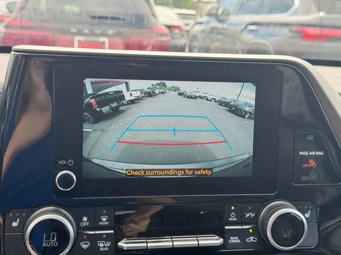 Used 2025 Toyota Highlander XLE AWD/4WD image 31