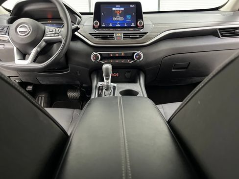 Used 2025 Nissan Altima 2.5 SV FWD image 39
