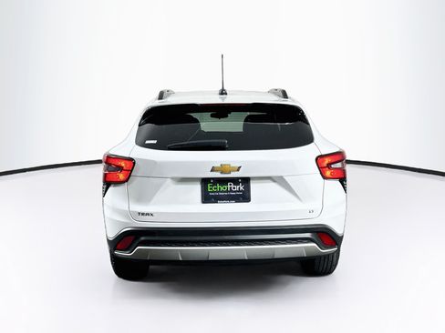 Used 2025 Chevrolet Trax LT FWD image 7