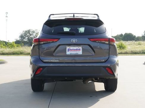Used 2023 Toyota Highlander LE FWD image 7