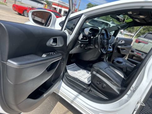 Used 2018 Chrysler Pacifica Touring-L Plus FWD image 36