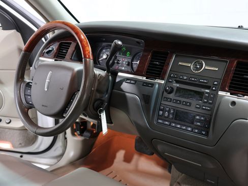 Used 2008 Lincoln Town Car Signature Limited RWD image 58