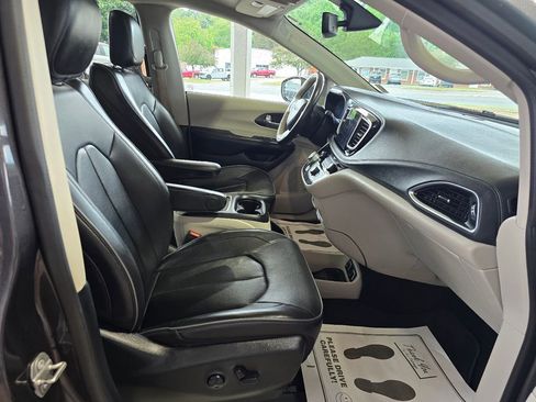 Used 2020 Chrysler Pacifica Limited FWD image 14