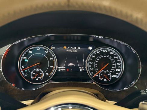 Used 2017 Bentley Bentayga image 68