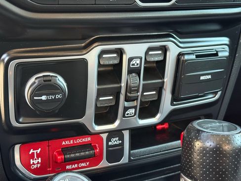 Used 2021 Jeep Gladiator Mojave AWD/4WD image 32