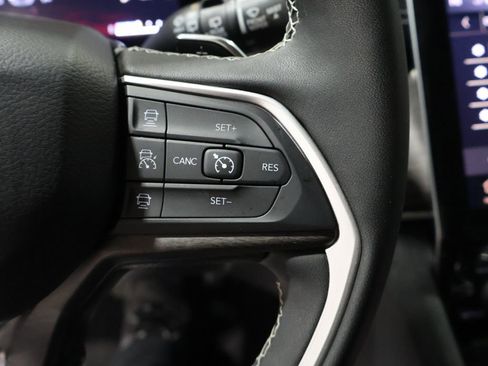 Used 2024 Jeep Grand Cherokee Limited image 37