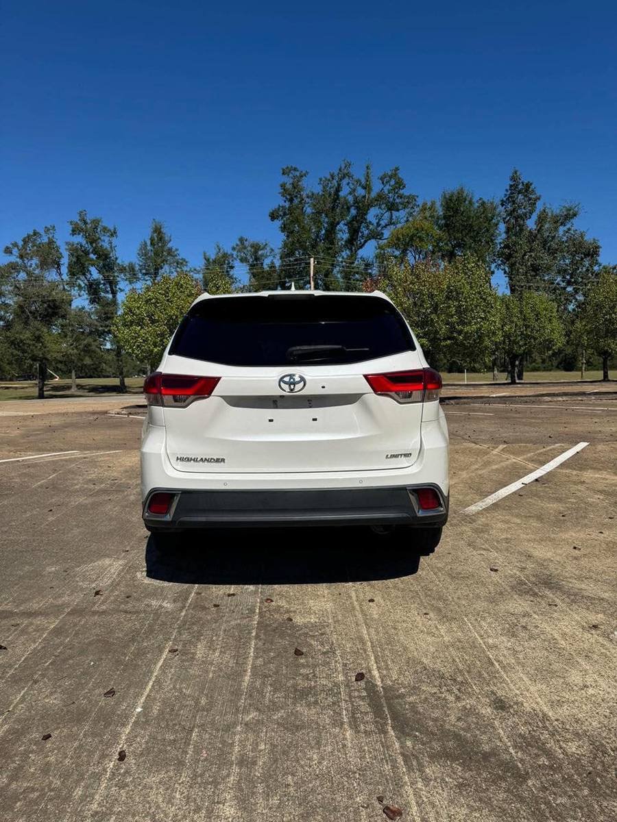 Used 2019 Toyota Highlander Limited Platinum FWD image 6