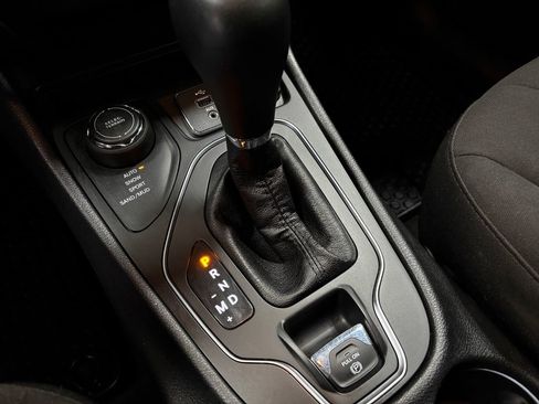 Used 2019 Jeep Cherokee Sport w/ Cold Weather Group image 23