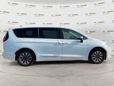 Used 2023 Chrysler Pacifica Limited image 6
