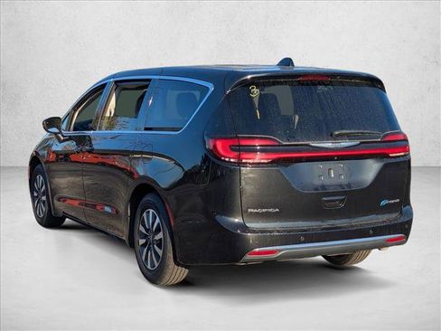 Used 2023 Chrysler Pacifica Touring-L image 7