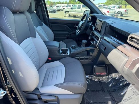 Used 2025 Toyota Tacoma TRD Off-Road image 32