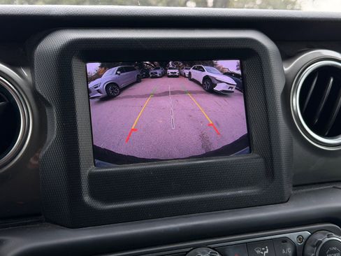 Used 2019 Jeep Wrangler Unlimited Sahara image 16