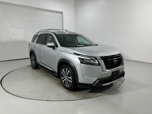 Used 2022 Nissan Pathfinder Platinum w/ Cargo Package AWD/4WD image 2