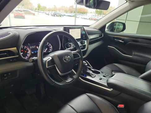 Used 2024 Toyota Highlander XLE image 12