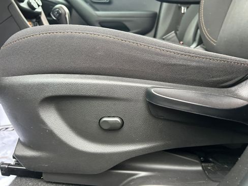 Used 2020 Chevrolet Trax LT image 27