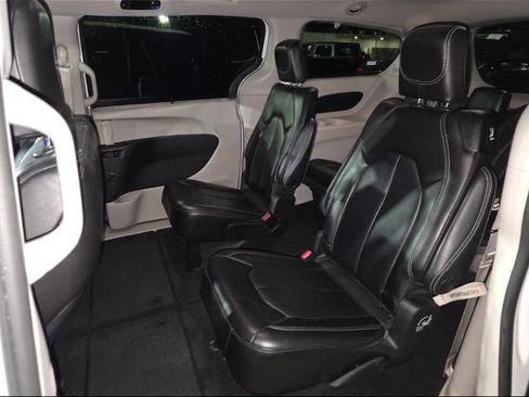 Used 2023 Chrysler Pacifica Touring-L image 7